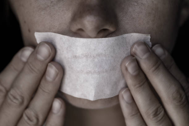 Aiutiamo le donne a riconoscere i violenti: i segnali a cui fare attenzione femminicidio