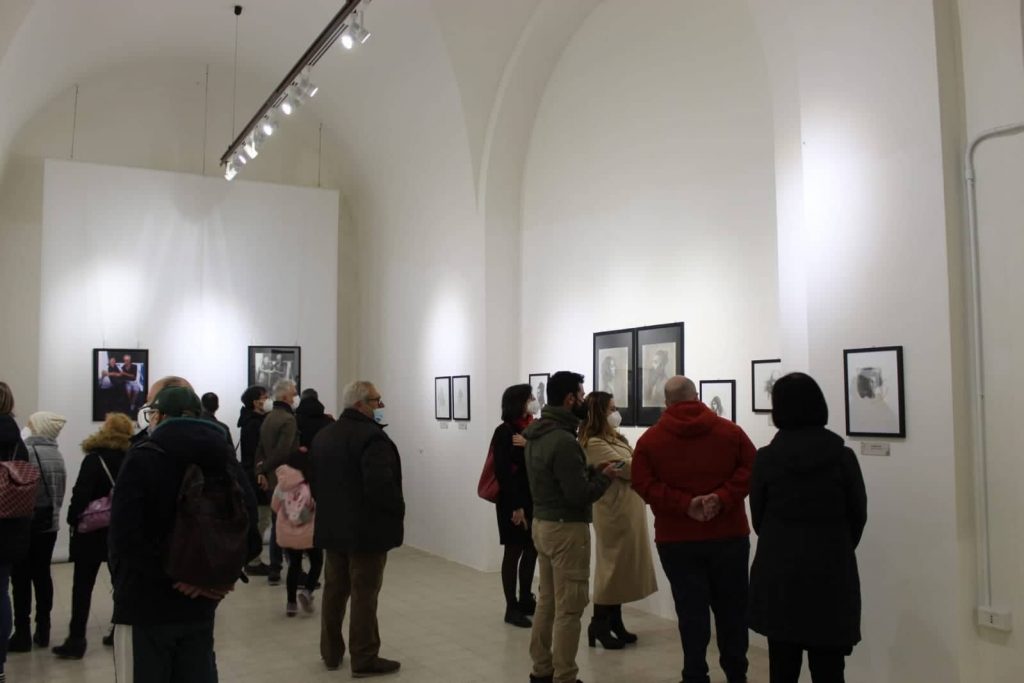 I volti ingenui e mitici di Angela Vocale, mostra antologica al Mat