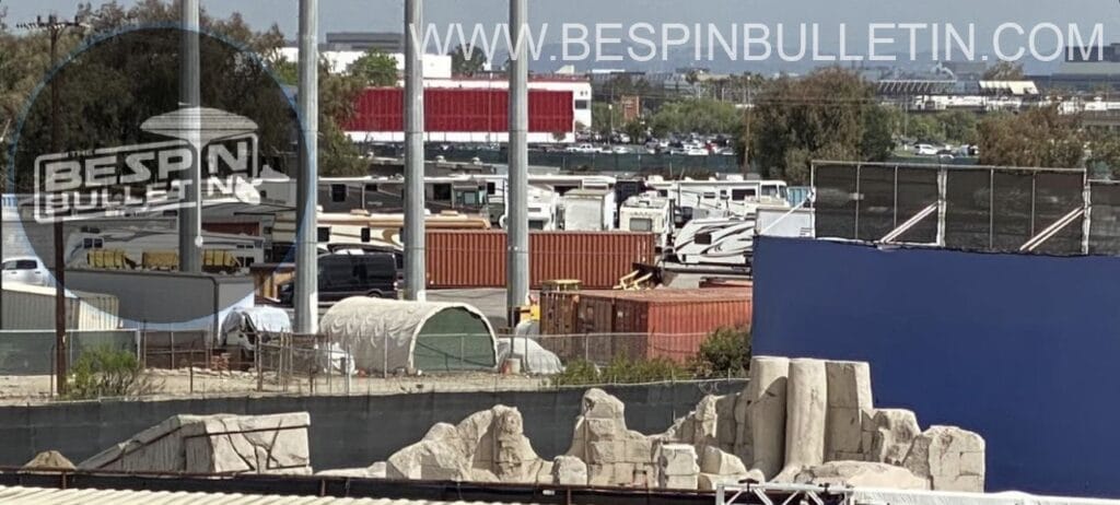 Foto dal set di Ahsoka, con delle particolari colonne e rovine