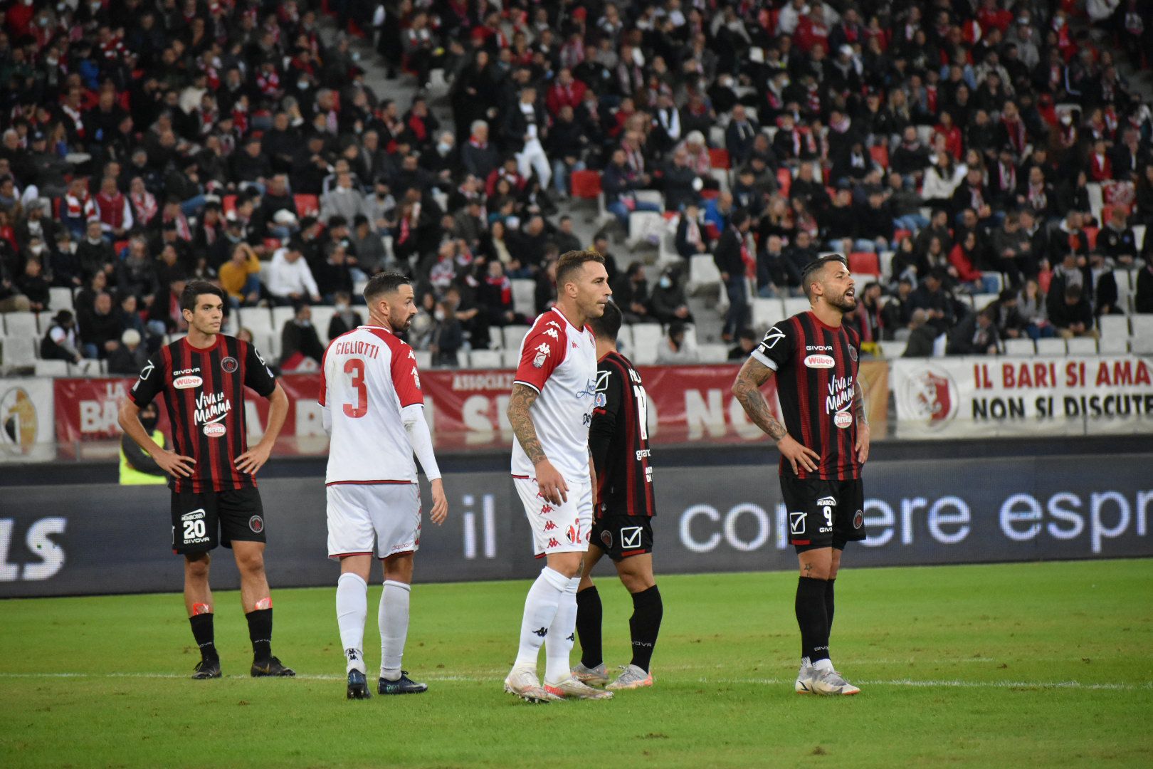 Immagine in evidenza: uno scatto di Bari-Foggia 1-1 (Serie C - girone C, stagione 2021/2022) - crediti: foto di Luigia Spinelli