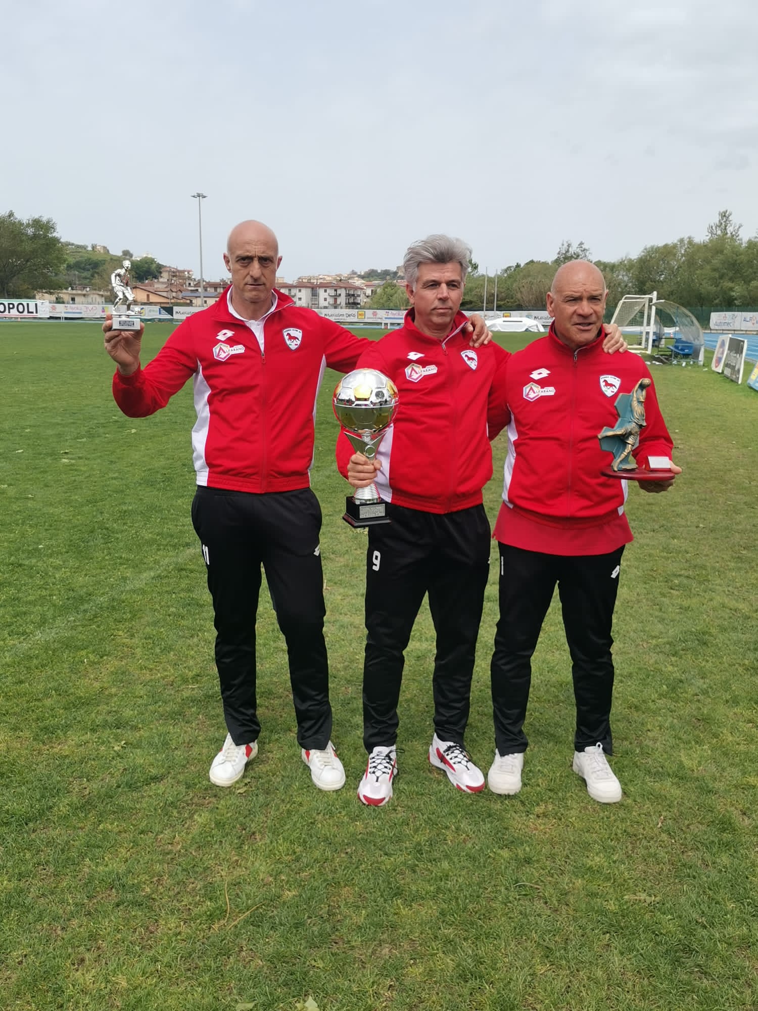 Immagine in evidenza: il Foggia Over 60 durante la premiazione
