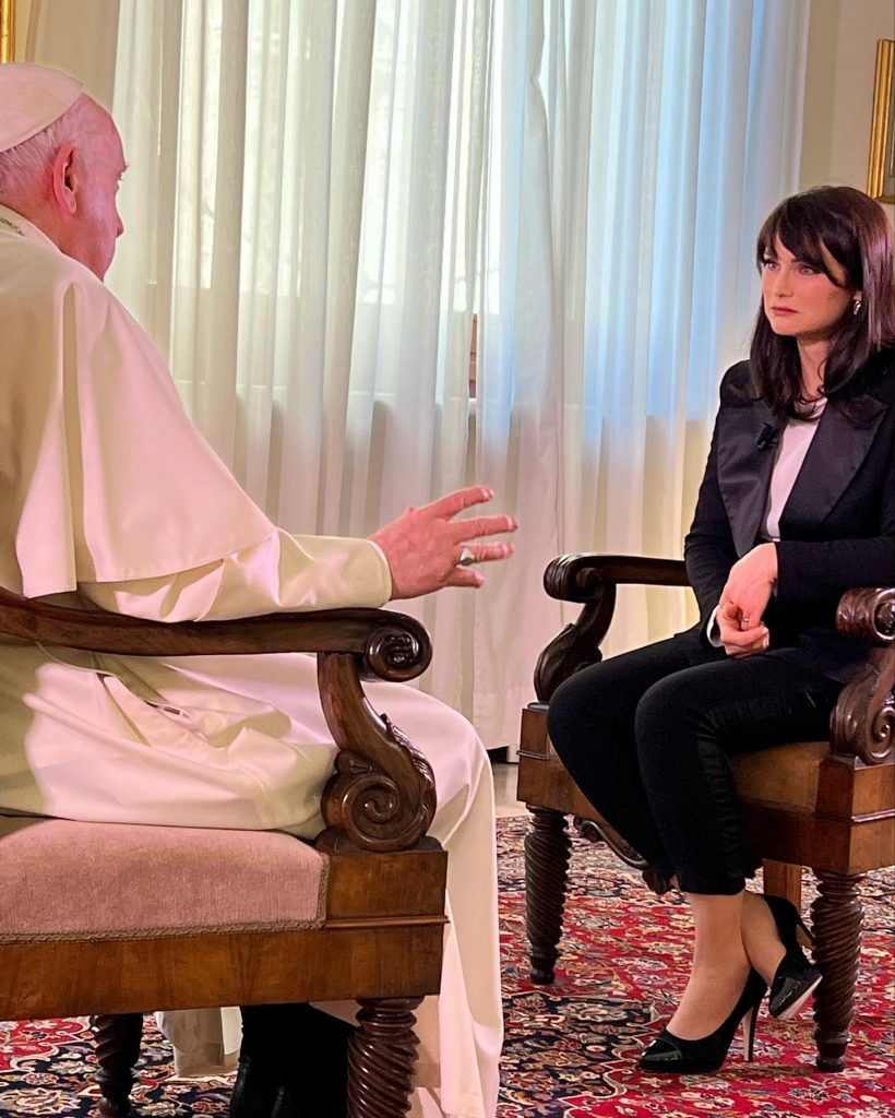 Lorena Bianchetti intervista il Papa, è la prima donna della tv italiana