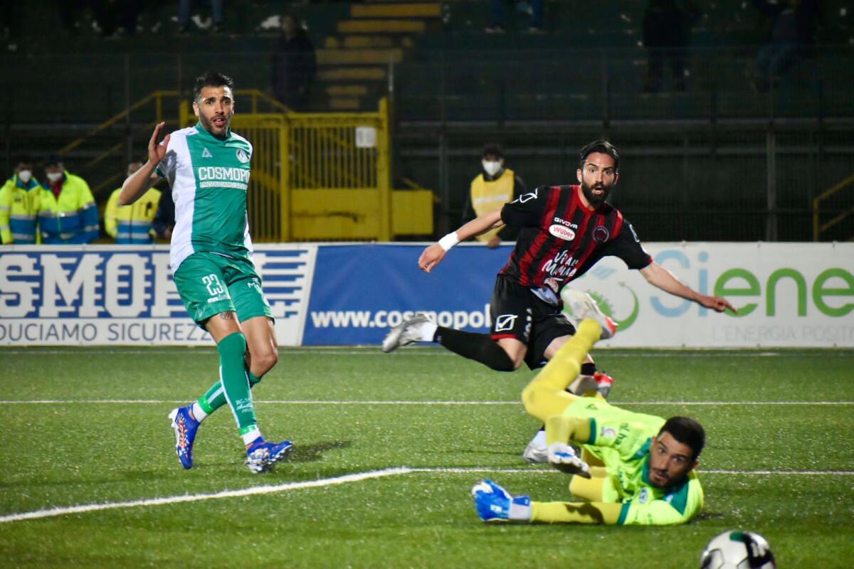 Foggia, nel pullman parte il coro "Segna sempre Nicolao" - Immagine in evidenza: uno scatto di Avellino-Foggia 1-2 (Secondo Turno Playoff del Girone di Serie C) - crediti: foto di Luigia Spinelli