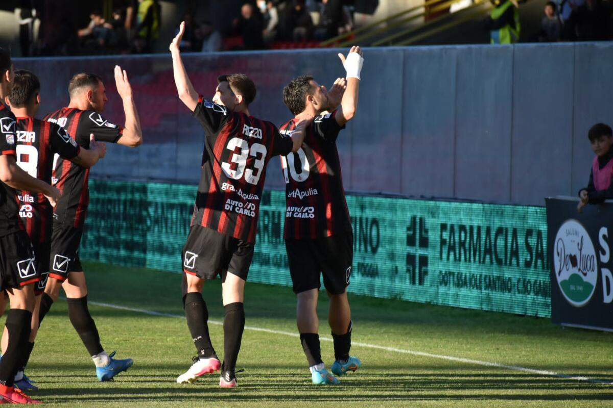 Playoff Serie C, Curcio candidato a MVP del weekend: come votarlo - Immagine in evidenza: l'esultanza di Alessio Curcio dopo il gol realizzato in Foggia 2-0 Avellino (Serie C - girone C, stagione 2021/2022) - crediti: foto di Luigia Spinelli