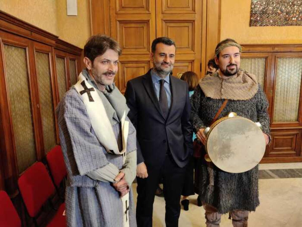 "Bari città di San Nicola, Bari città di pace" - (ANSA) - BARI, 02 MAG - Sarà dedicato alla pace il corteo storico di San Nicola, che torna a Bari dopo due anni di pandemia in occasione della festa patronale in programma dal 6 al 9 maggio.
