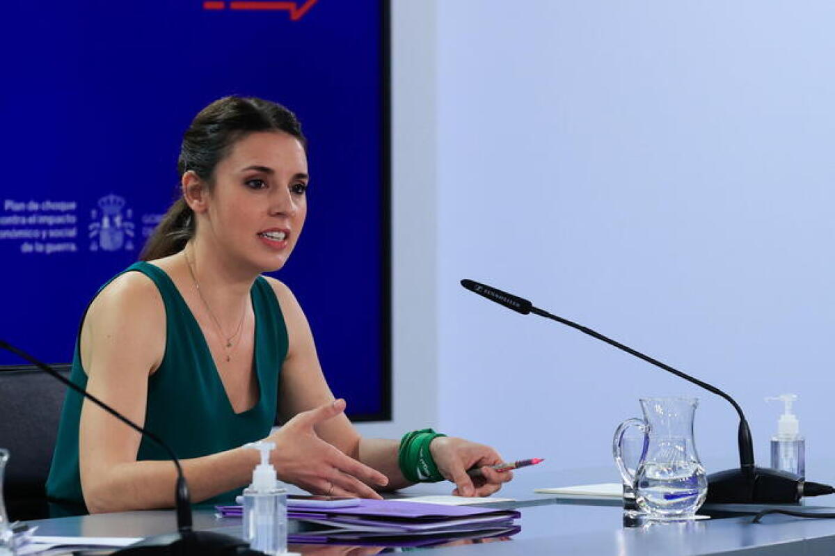 Spagna, al via la legge che prevede congedi per mestruazioni dolorose e invalidanti - Spanish Equality's Minister, Irene Montero, addresses a press conference after the weekly Cabinet meeting at La Moncloa Palace complex, in Madrid, Spain, 17 May 2022.  ANSA/ZIPI