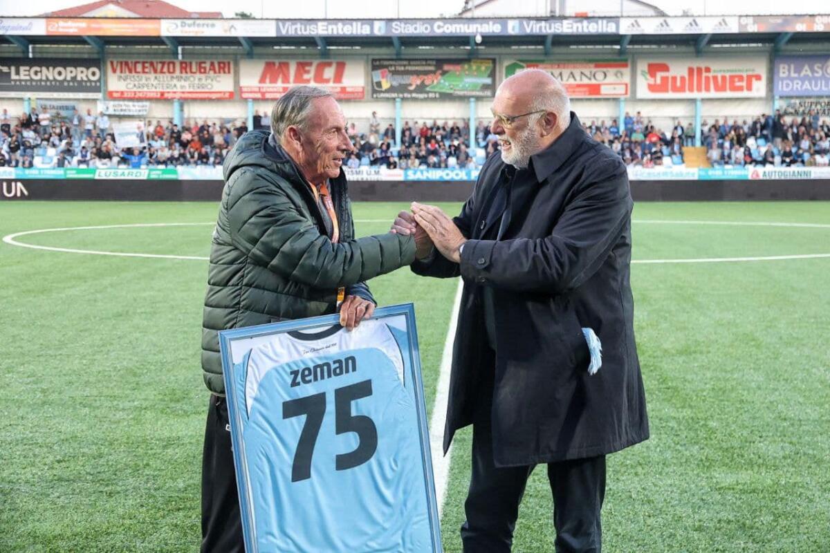 Entella-Foggia, il presidente Gozzi consegna la maglia n° 75 a Zeman - Immagine in evidenza: la consegna della maglia n° 75 dell'Entella da parte del presidente Antonio Gozzi al tecnico del Foggia Zdeněk Zeman - crediti foto: pagina ufficiale Facebook Virtus Entella