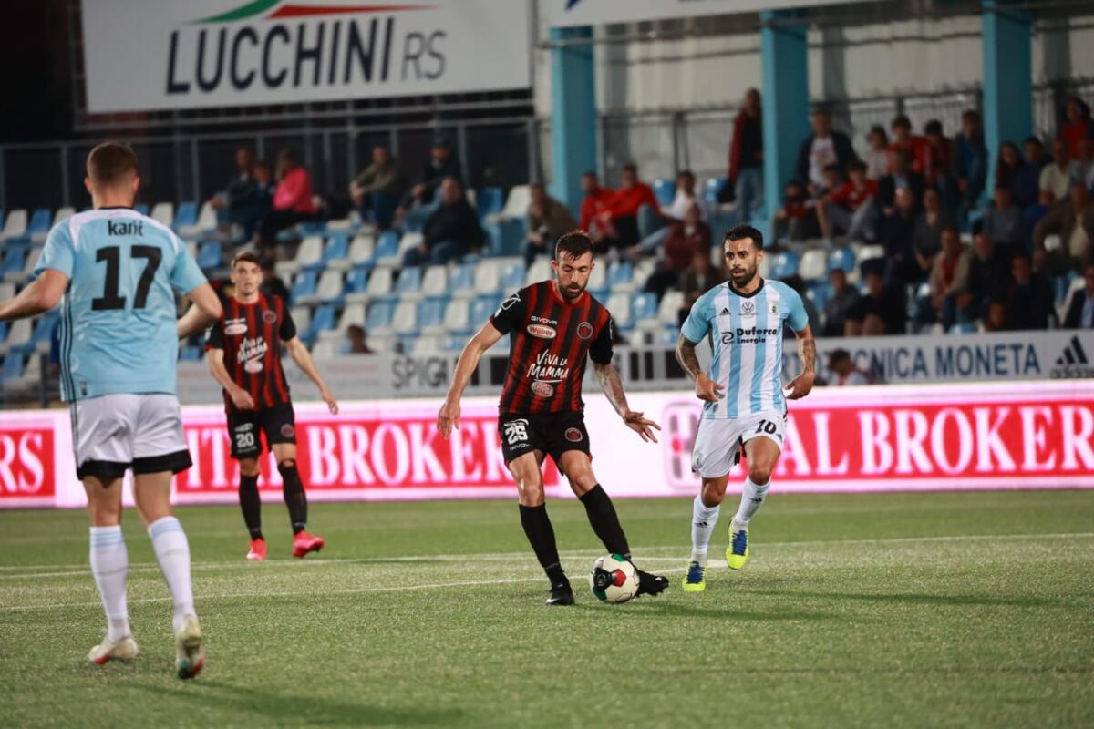 Entella-Foggia, c'era rigore? La storia Instagram di Curcio - Immagine in evidenza: uno scatto di Virtus Entella-Foggia 2-1 (playoff Serie C 2021/2022) - crediti foto: Federico Antonellis/Calcio Foggia 1920