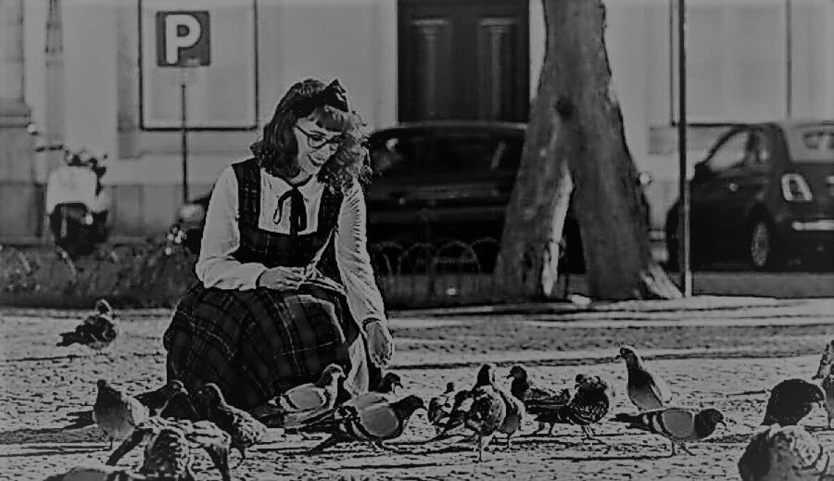Mia madre mi portava i suoi saluti, ma quella donna sola per noi era invisibile - Foto: stock-photo-woman-in-vintage (dal web)