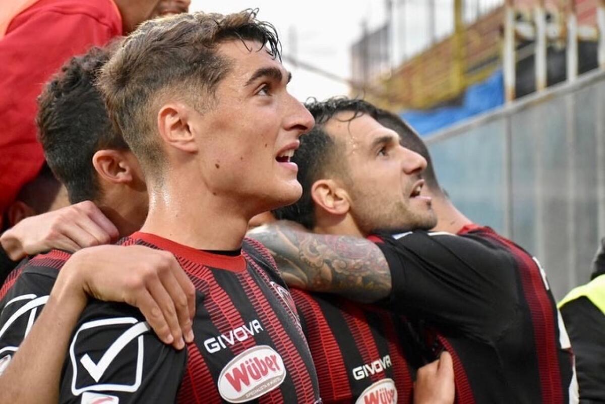 A Chiavari per vincere ancora: ecco cosa serve al Foggia - L'esultanza dei rossoneri dopo il gol di Curcio al 90' nella gara di andata dei playoff contro l'Entella, foto di Luigia Spinelli - tutti i diritti riservati