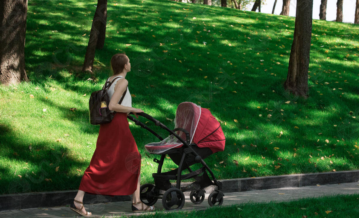 Maternità e lavoro, un equilibrio difficile soprattutto al sud (Save the children) - Madre con passeggino. Foto: crushpixel.com