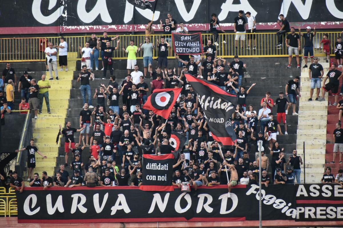 Foggia, la pioggia non spegne la passione dei tifosi - Immagine in evidenza: uno scatto di Foggia-ACR Messina 2-0, Secondo Turno Eliminatorio di Coppa Italia Serie C 2021/2022 - crediti: foto di Luigia Spinelli