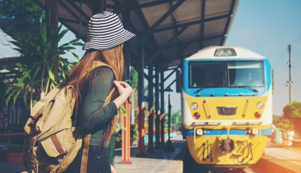 In treno mi piace guardarmi intorno e capire le storie accanto a me - Foto: cliomakeup.it