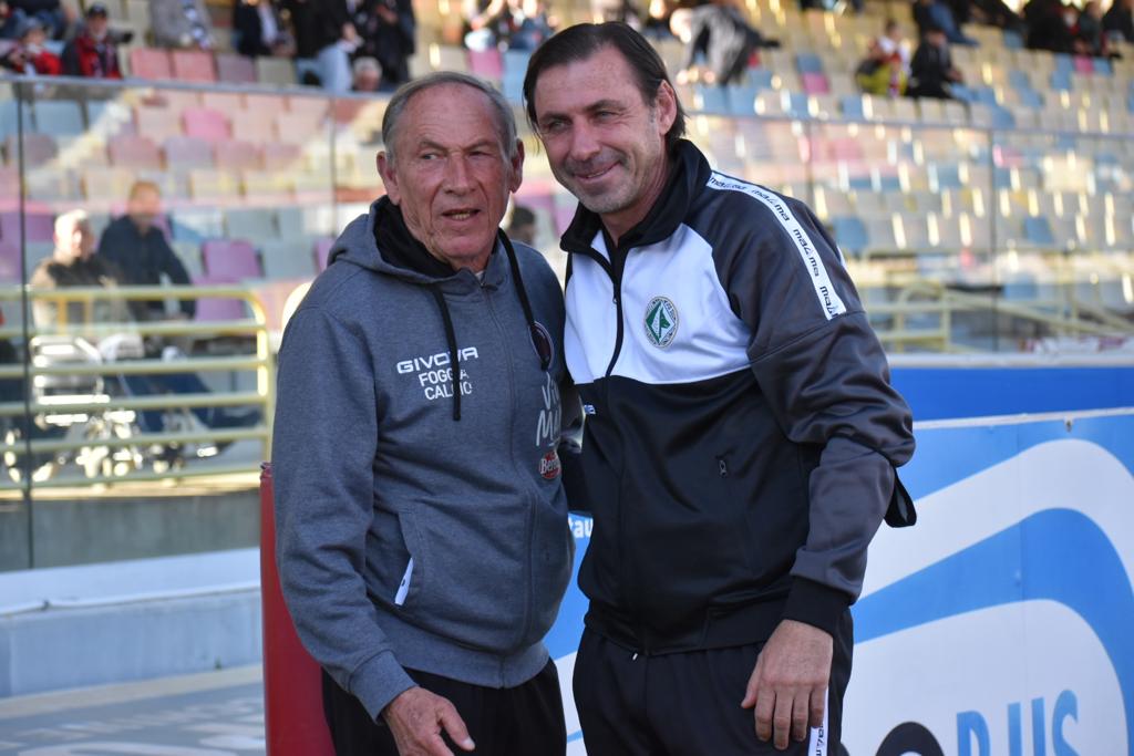 Immagine in evidenza: l'abbraccio tra Zdeněk Zeman e Carmine Gautieri prima del fischio d'inizio di Foggia 2-0 Avellino (Serie C - girone C, stagione 2021/2022) - crediti: foto di Luigia Spinelli