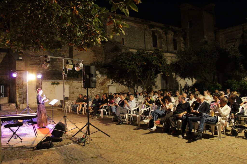 Nel chiostro del Mat