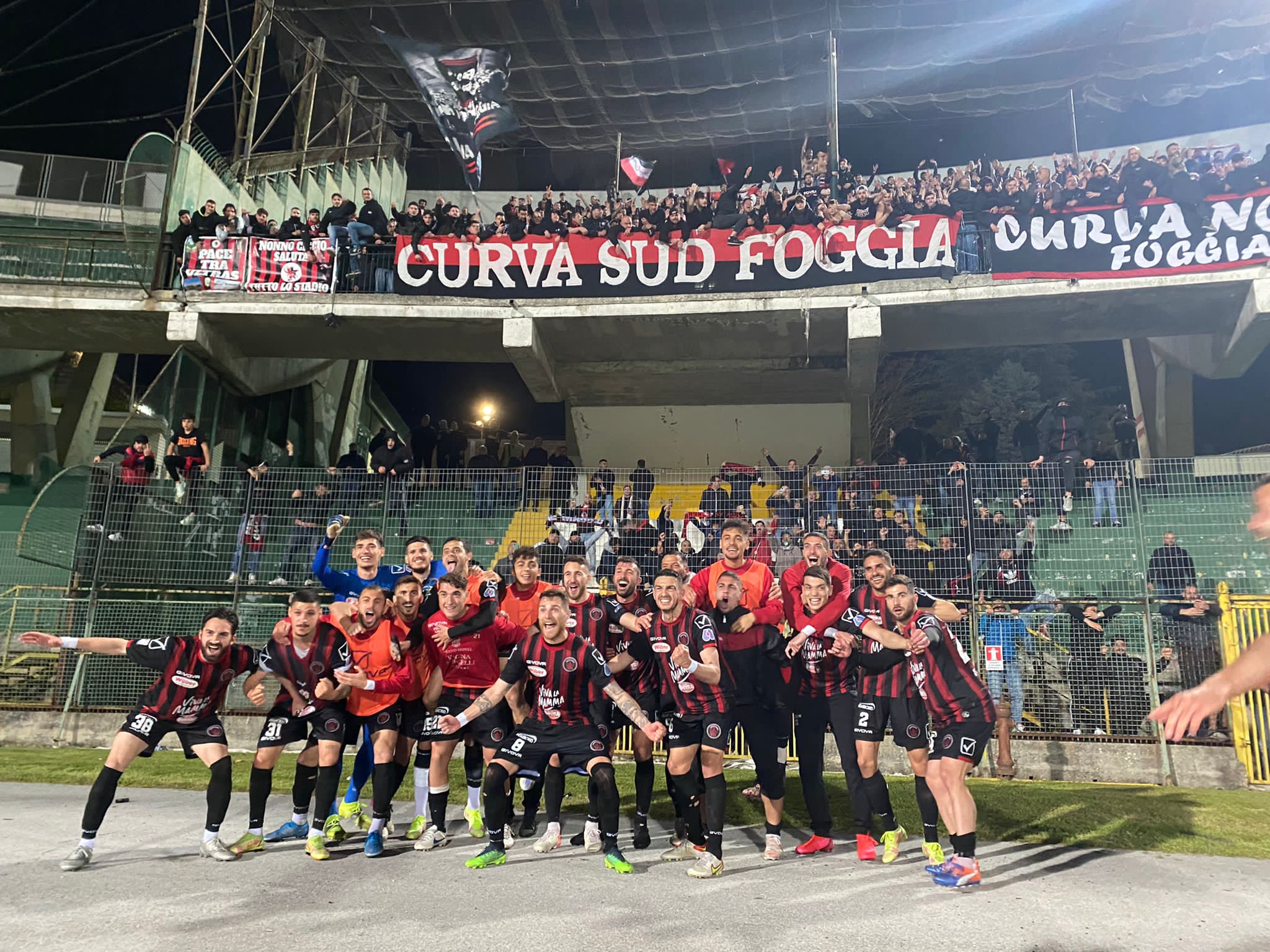 Immagine in evidenza: uno scatto di Avellino-Foggia 1-2 (Secondo Turno Playoff del Girone di Serie C) - crediti: foto di Luigia Spinelli