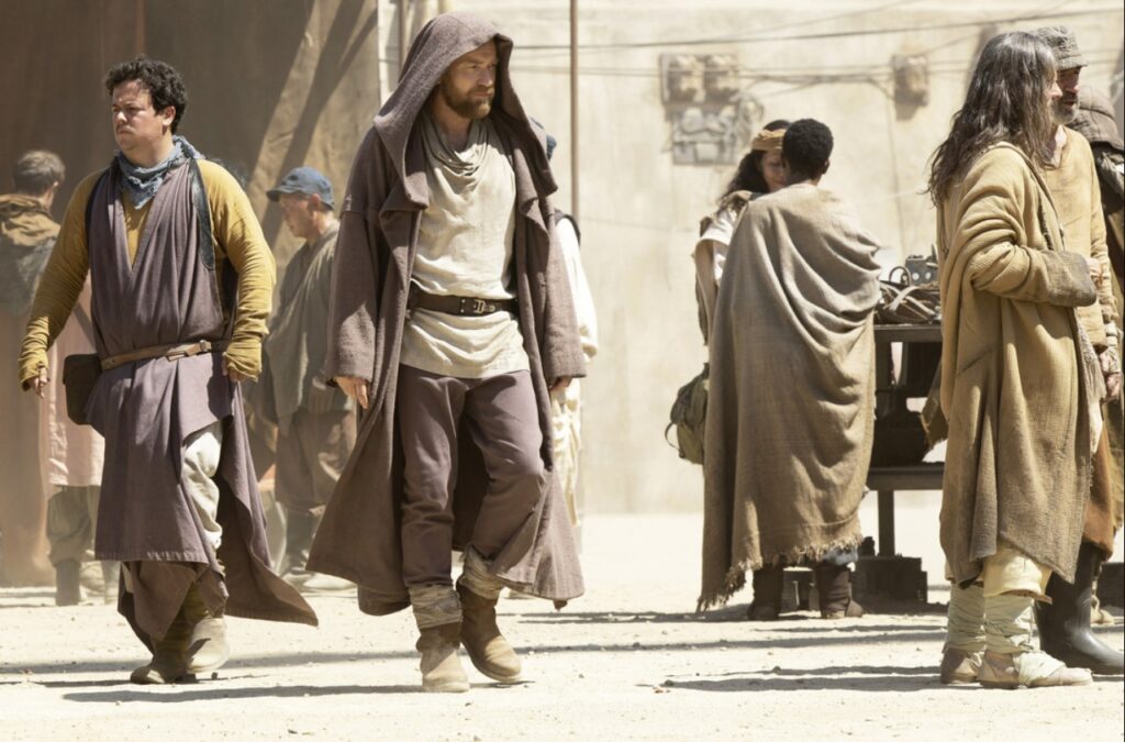 Obi-Wan Kenobi si aggira per le strade di Tatooine