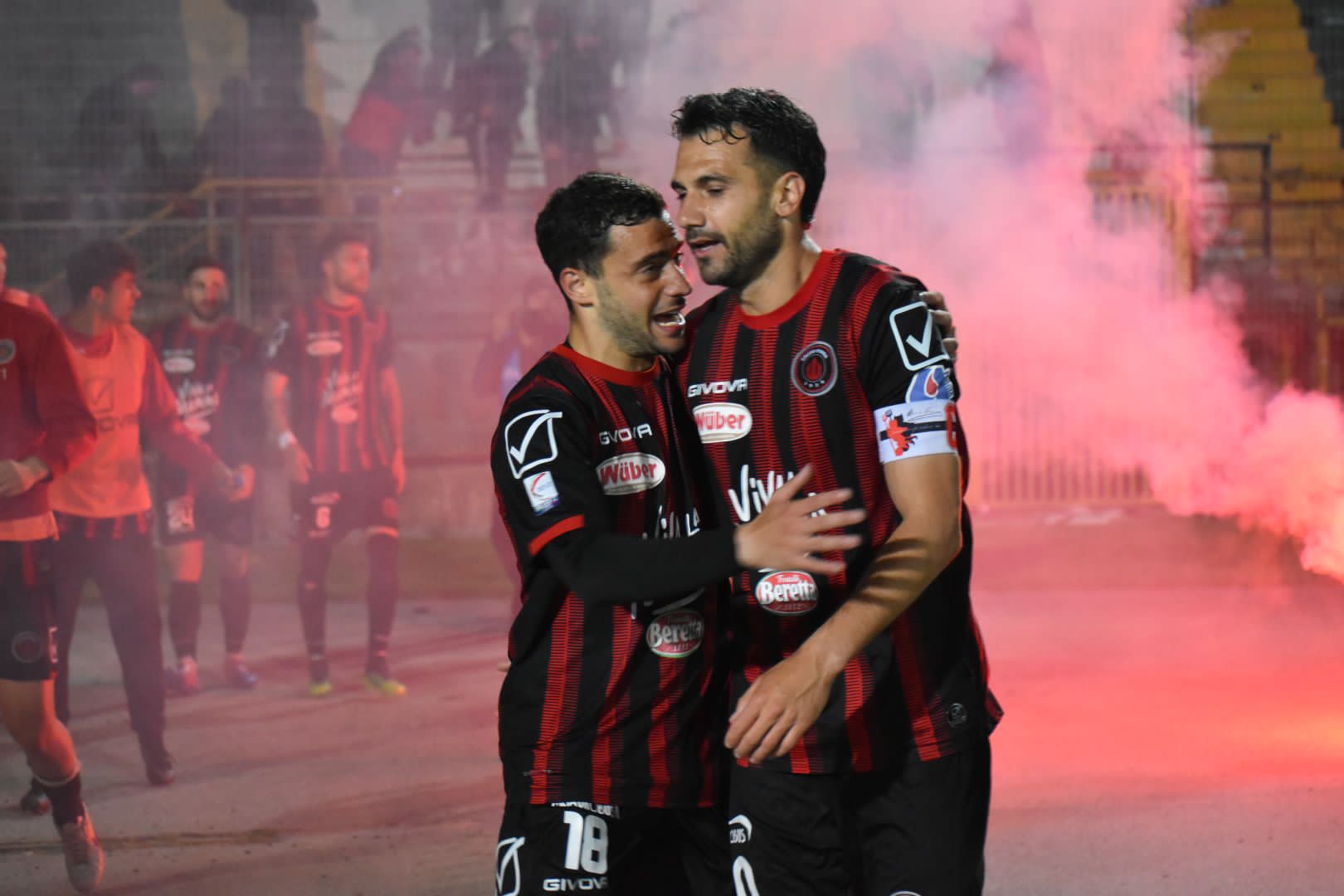 Immagine in evidenza: uno scatto di Avellino-Foggia 1-2 (Secondo Turno Playoff del Girone di Serie C) - crediti: foto di Luigia Spinelli