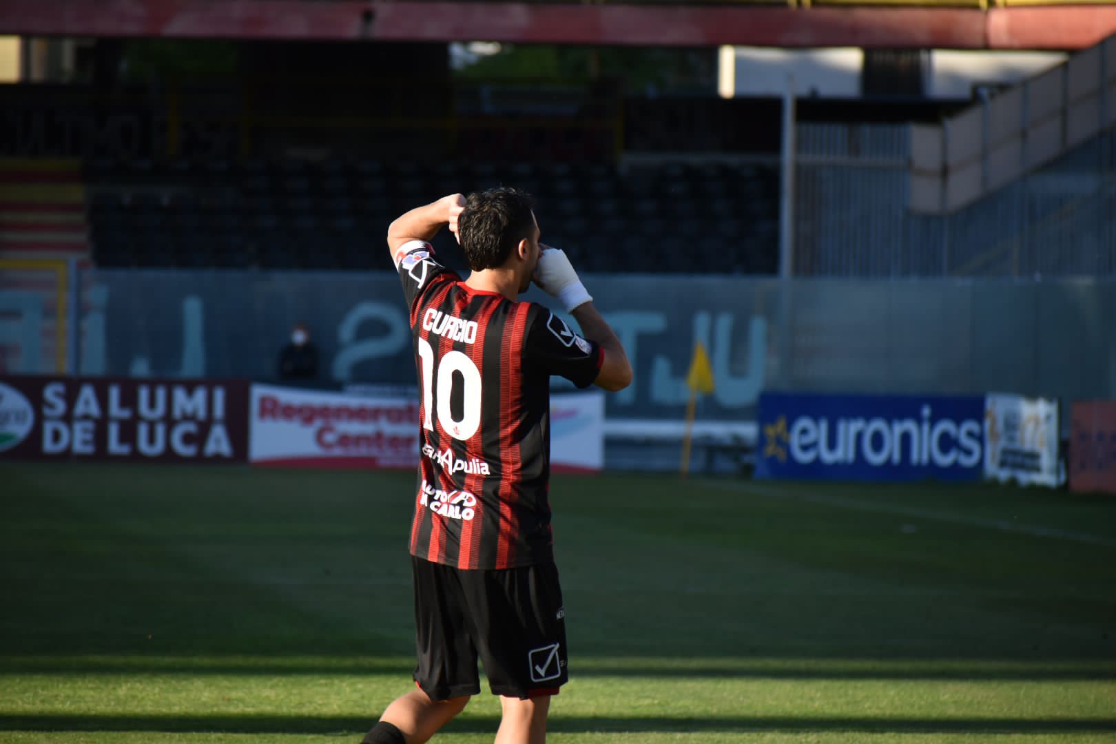 Immagine in evidenza: l'esultanza di Alessio Curcio dopo il gol realizzato in Foggia 2-0 Avellino (Serie C - girone C, stagione 2021/2022) - crediti: foto di Luigia Spinelli
