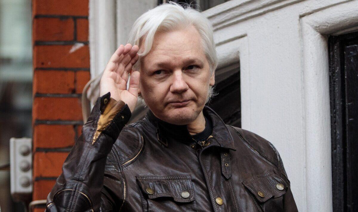 Julian Assange è cittadino onorario del Comune di Lucera, primo in Italia - LONDON, ENGLAND - MAY 19: Julian Assange gestures as he speaks to the media from the balcony of the Embassy Of Ecuador on May 19, 2017 in London, England.  Julian Assange, founder of the Wikileaks website that published US Government secrets, has bee