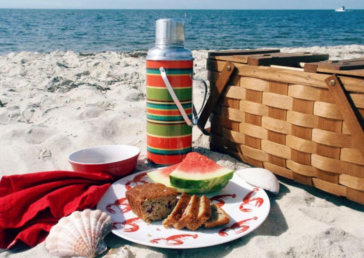 Posso portare il cibo in spiaggia? Sì, ma non è luogo da tavolate sui lettini - foto: scatti di gusto,it