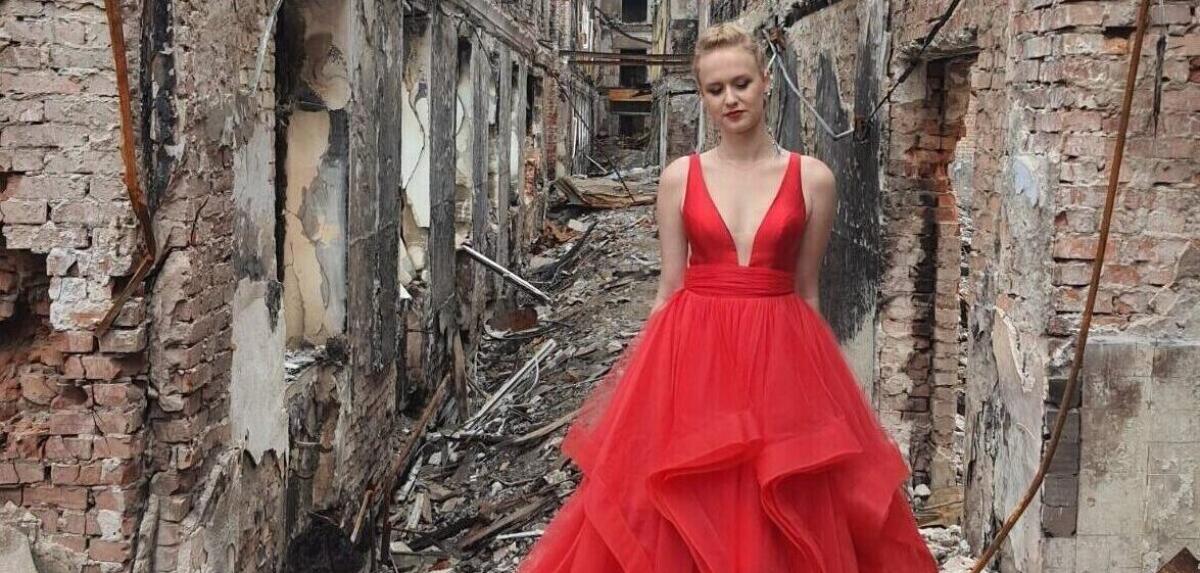 Valerie vestita a festa fra le macerie della scuola distrutta in Ucraina - 