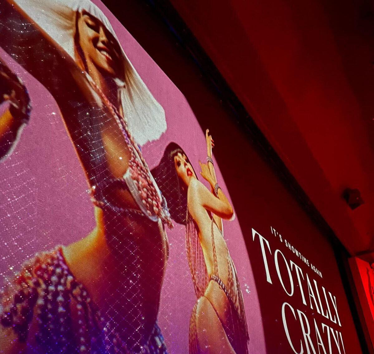 Nei corpi, nei sorrisi e nel burlesque, il bello di Parigi che parla delle donne - 