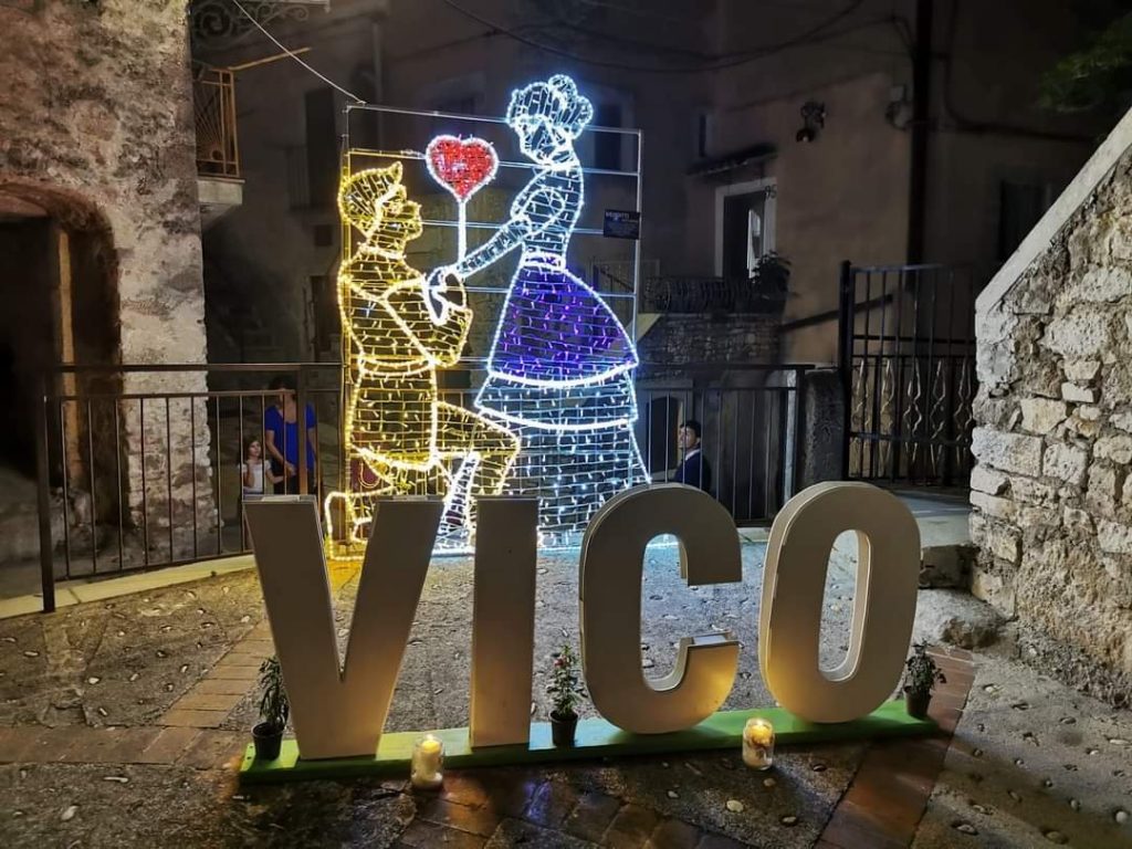 Vico si fa ancora più bella per la notte romantica tra musica e gita al lago