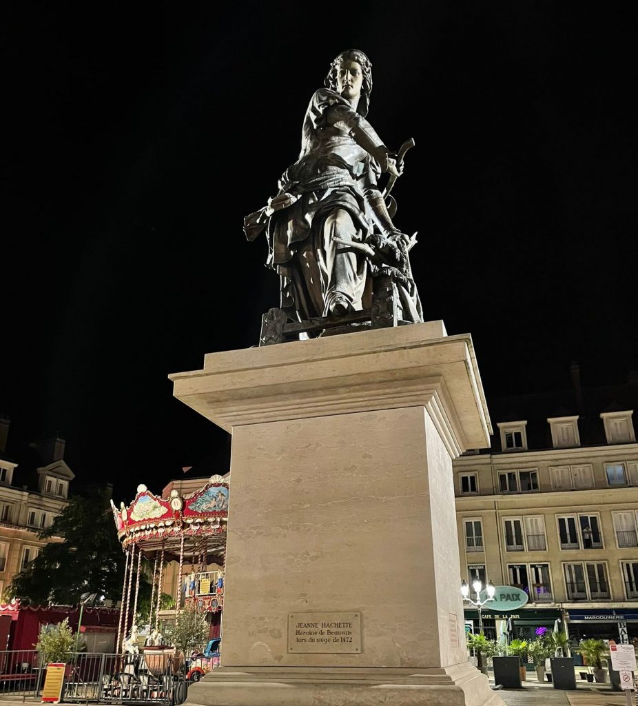 Nei corpi, nei sorrisi e nel burlesque, il bello di Parigi che parla delle donne