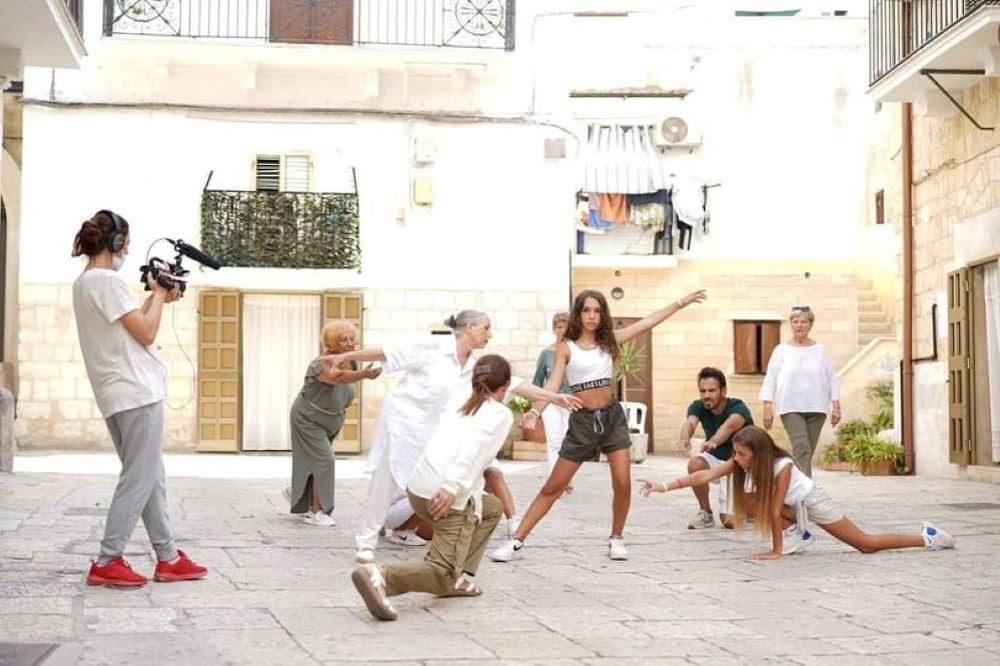 Le danzatrici en pleir air di Ruvo di Puglia riempiono gli spazi urbani