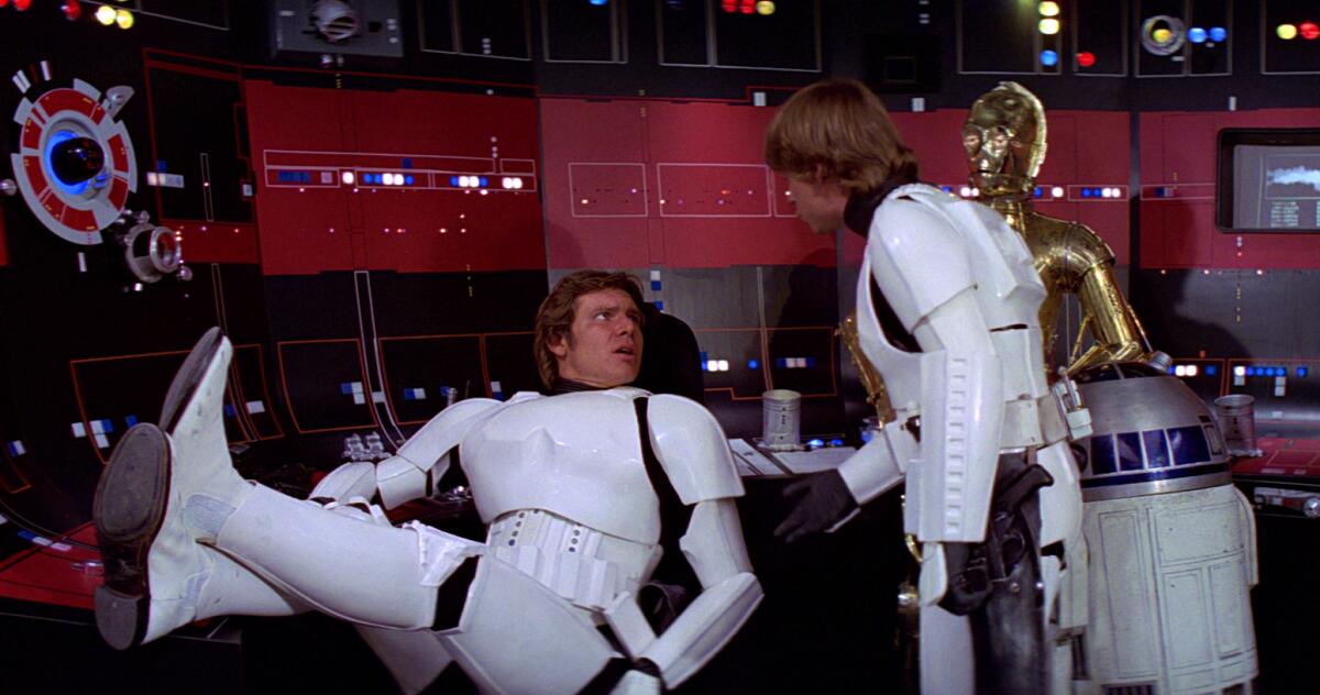 Mark Hamill svela tutti gli oggetti di scena di Star Wars che ha tenuto per sé - Han e Luke in Episodio IV.
Da: wookieepedia
