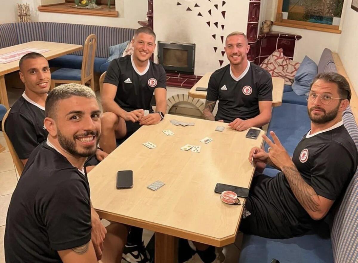 Adidas, Satanelli, Kragl e carte: che bel clima in questo Foggia - Il gruppo gioca a carte, crediti: Calcio Foggia 1920