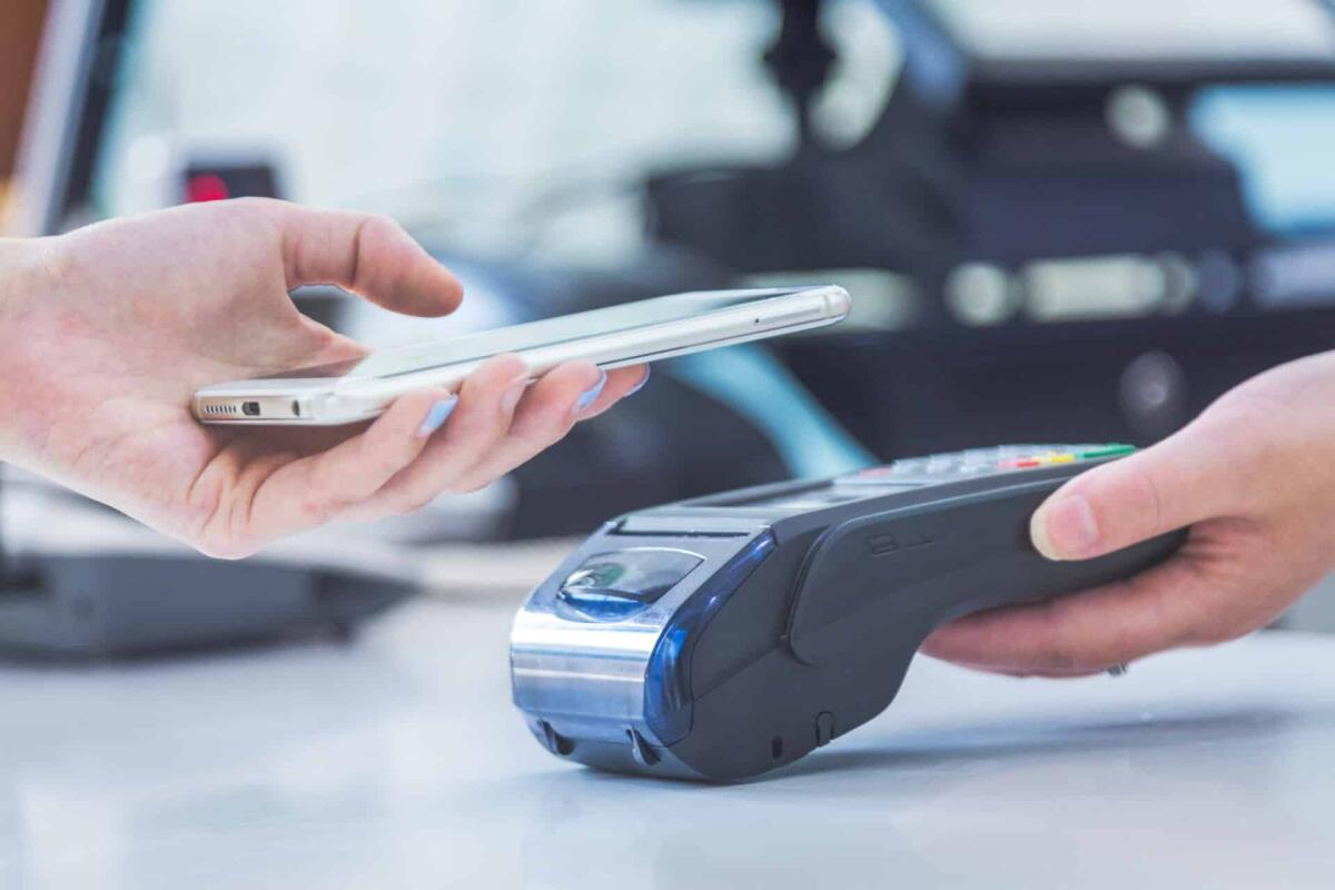 POS mobile: i migliori da acquistare durante il Prime Day - Close up of mobile payment in a shop.