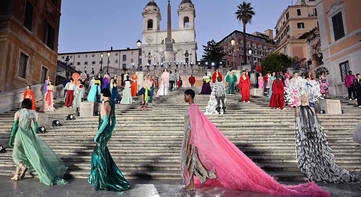 L’alta moda di Valentino ricomincia dalla piazza, più spettacolare che mai - Foto Ansa