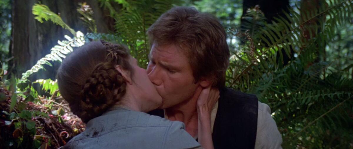 Star Wars: rivelata la romantica proposta di matrimonio di Han a Leia - Il bacio tra Han e Leia su Endor