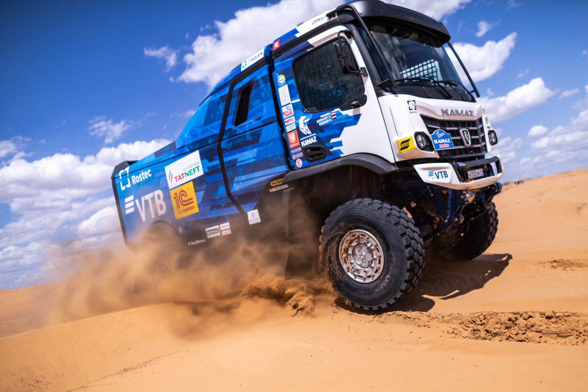 Un Kamaz K5 in una recente gara in Russia. Dalle fiancate sono spariti importanti sponsor... (Foto: Kamaz Master)