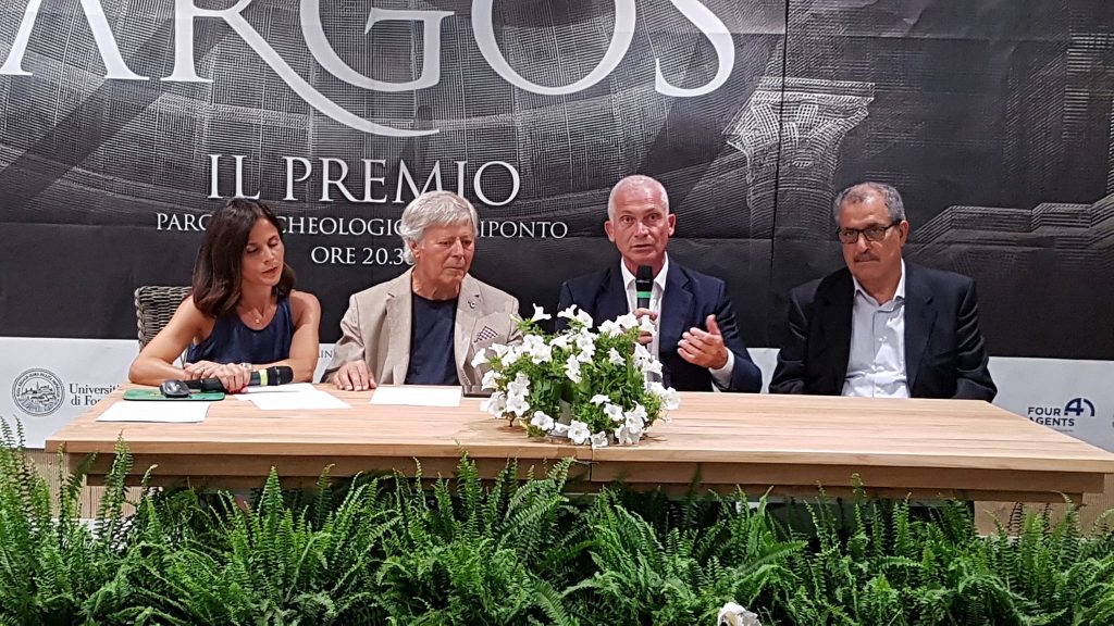 La conferenza stampa di presentazione del 30 giugno scorso. Al tavolo la giornalista Marzia Campagna, il fondatore del premio Lino Campagna, il sindaco di Manfredonia Gianni Rotice, il presidente del Tpp Giuseppe D'Urso