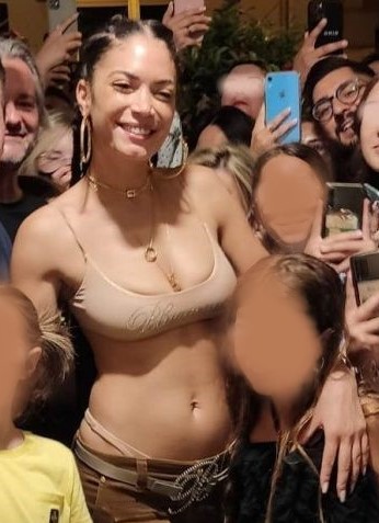 Elodie con i fan all'uscita del ristorante "Il Melograno". Foto da: il giornale di Trani