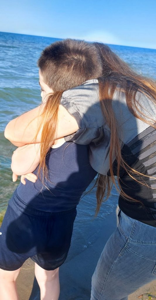 Tanya: "Mio figlio ha subito 14 interventi e ha bisogno di cure riabilitative”