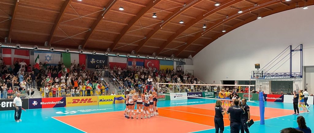 Stupenda serata azzurra al PalaTatarella, buona la prima dell'Italia