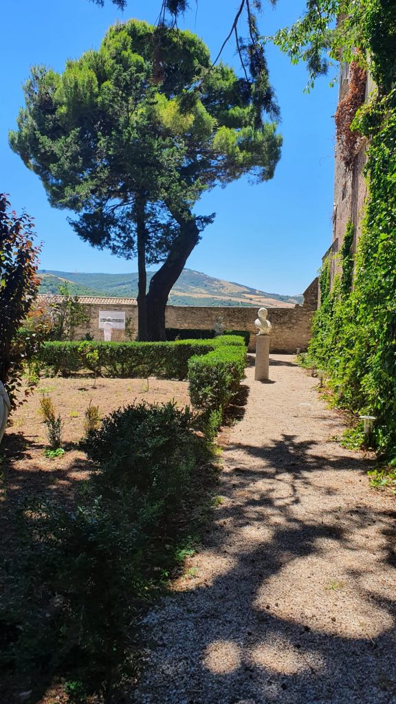 Statue, arbusti, fontane, che belli i giardini ducali di Bovino
