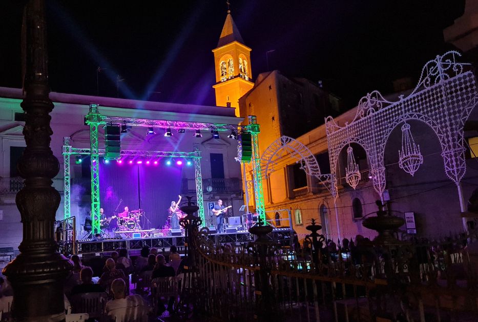 Micky Sepalone, Angela Piaf e la band vanno in concerto al Maschio Angioino