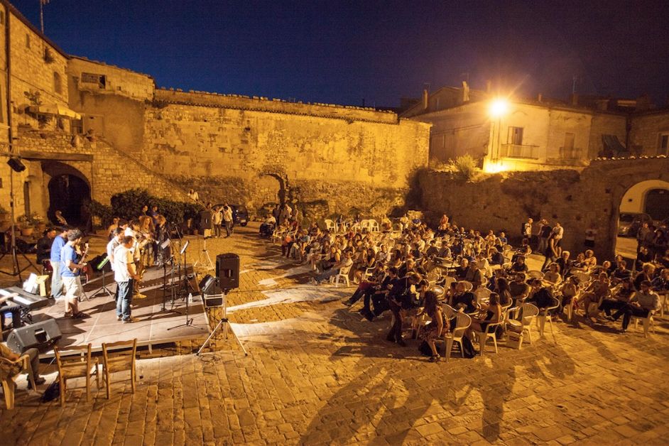 Il cortile del palazzo baronale (che suonerà jazz il 13-14 agosto prossimi) in una foto di archivio del festival come le altre di seguito