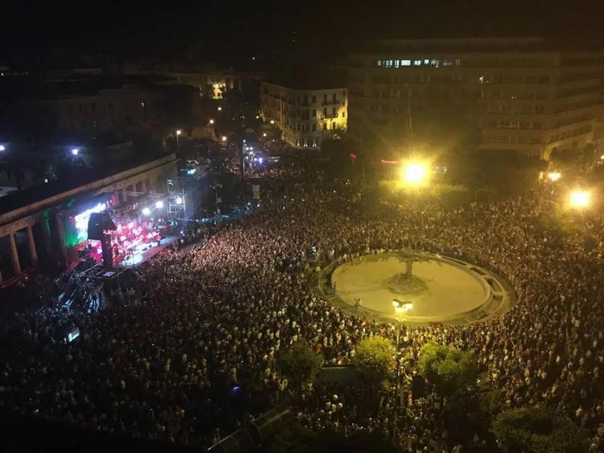 Ferragosto con il galluccio a Foggia, tradizione ma anche spot di piazza - Foggia, piazza Cavour nel 2015 al concerto di REnzo Arbore