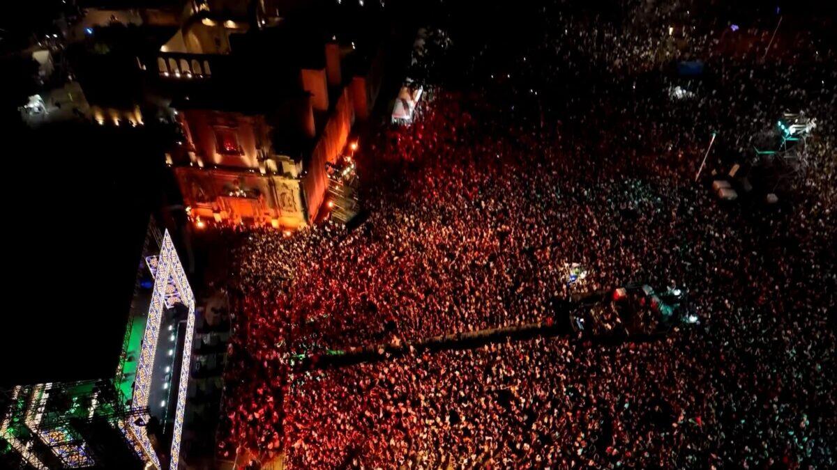 La Taranta pizzica Melpignano, un grande pubblico balla e canta con i superospiti - 
