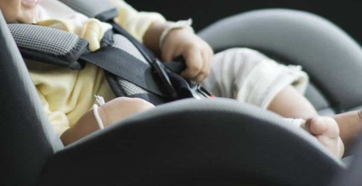 Litigano in strada e dimenticano la figlia chiusa in auto, salvata da passante - Foto: fanpage