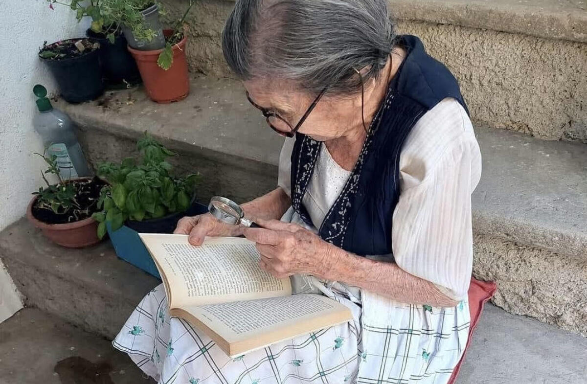 Zia Gina, 97 anni, ha la 4° elementare ed è testimonial di una casa editrice - 