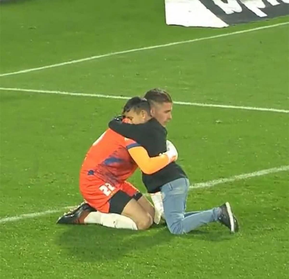 Argentina, bambino fa invasione di campo per consolare il portiere (VIDEO) - Argentina, bambino fa invasione di campo per consolare il portiere. Foto dal web.