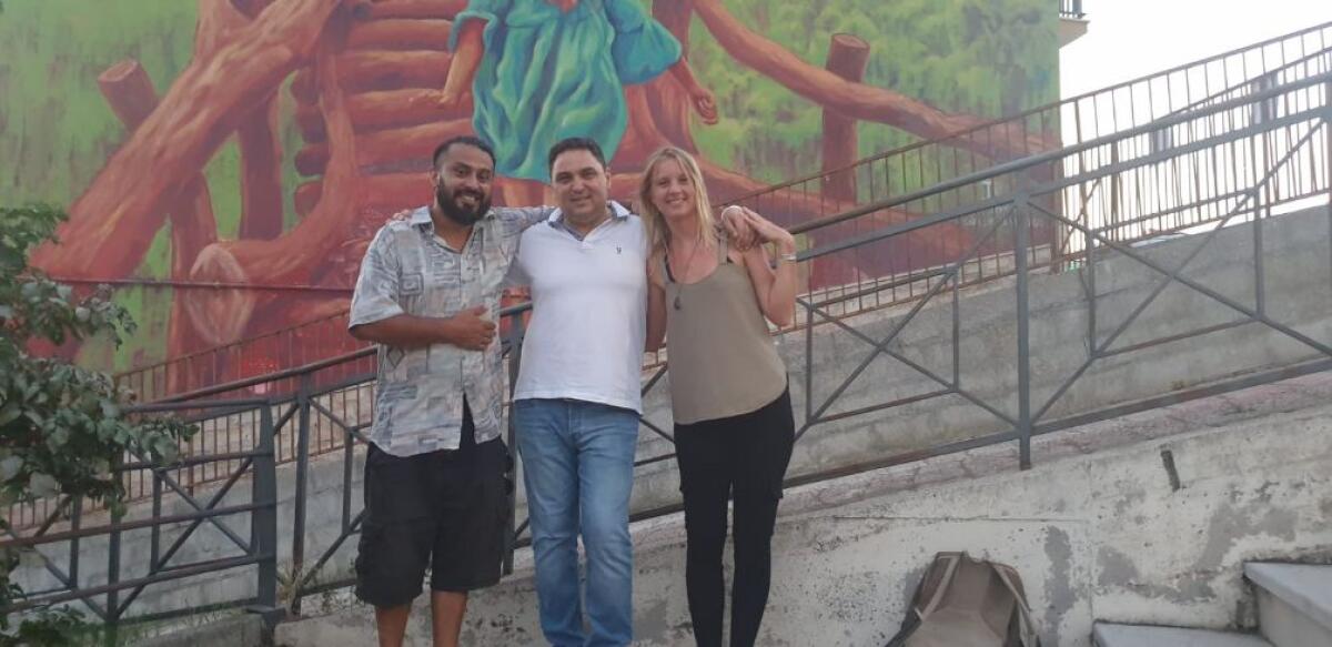 Carlatino inaugura murales, il sindaco: "Estate ponte per un nuovo cammino" - il sindaco Graziano Coscia al centro con i due artisti Alaniz e Margot Calliadan