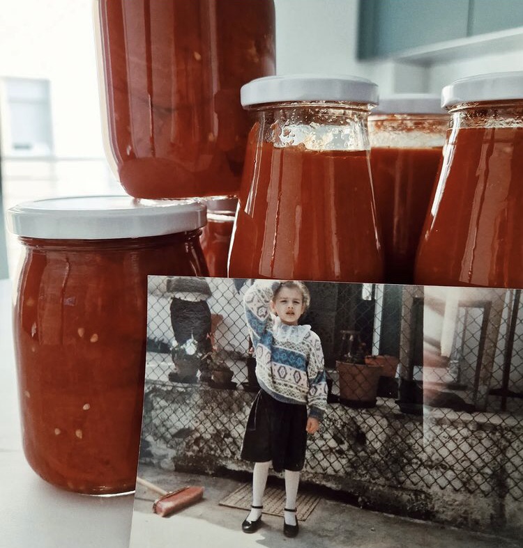 Foto da Instagram come quelle di copertina. Emma da piccola e i barattoli di salsa che si porta con sé